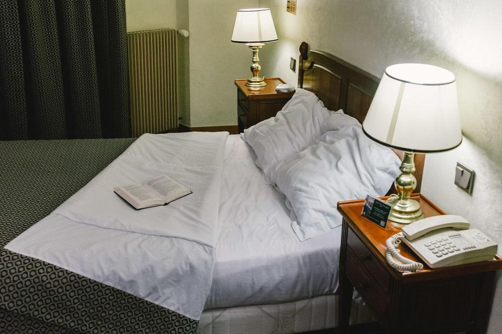 Hotel Saint Christophe ปารีส ภายนอก รูปภาพ